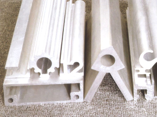 铝型材生产厂家操作铝型材挤压机注意哪些？